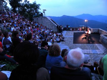 L’arte della parola è protagonista delle sere d’estate sulla cima del Sacro Monte di Varese.
