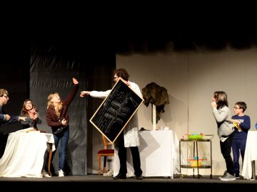 Al Teatro Ariberto i bambini scoprono “l’antico Egitto” divertendosi, grazie al metodo Prof & Gianchi