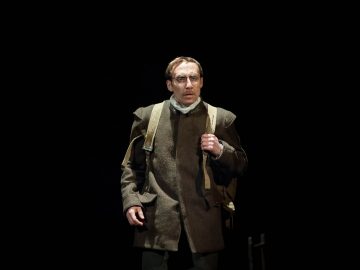 La guerra vista da uomini e animali nello spettacolo Soldato Mulo va alla Guerra