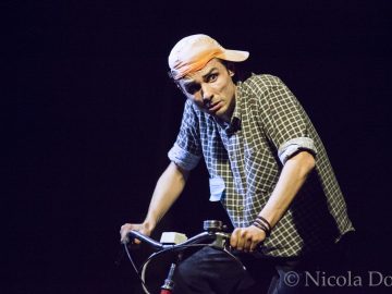 “Mi abbatto e sono felice” un monologo teatrale… pedalando una bicicletta