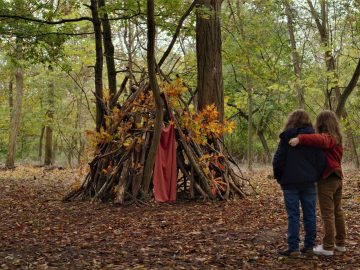 Petite Maman: un caldo film poetico di una mamma che si mette all’altezza della figlia