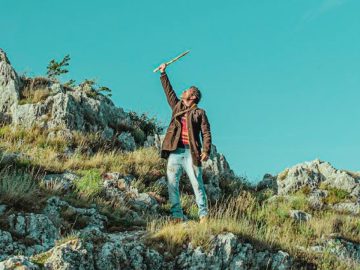 La ballata dei gusci infranti: una riflessione sulla speranza oltre le tragedie della vita