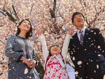 Foto di famiglia, il potere delle immagini che ritrae i sogni e dà consolazione nel dolore