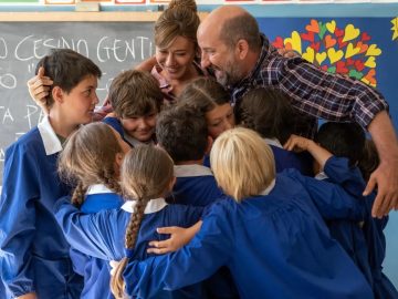 Un mondo a parte: una commedia sull’Italia che invecchia e su quella che sa rialzarsi