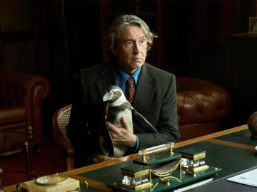 Preside vieta la politica in classe: il prof risponde con un pinguino in cattedra