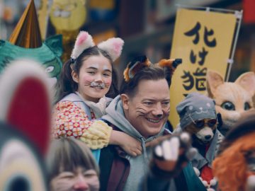 «Rental Family»: emozioni facili per un viaggio nelle vite degli altri